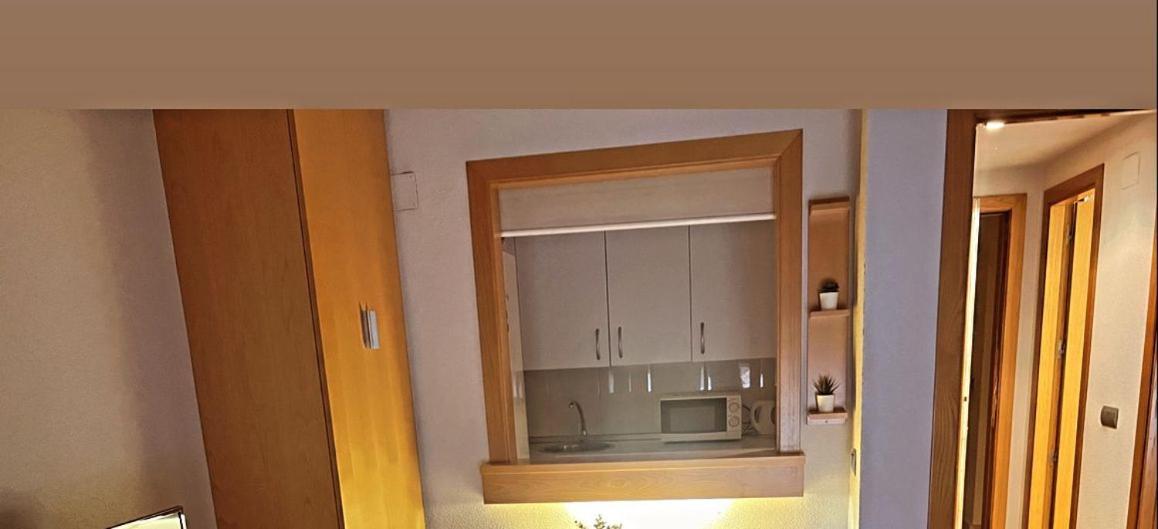 Suites Madrid Belfast 13 Ifema Airport Buitenkant foto